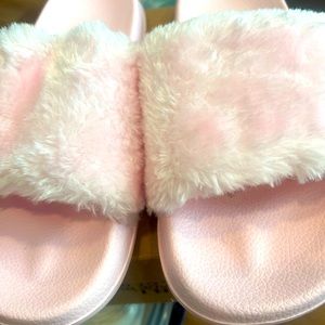 Fuzzy bedroom slides/slippers